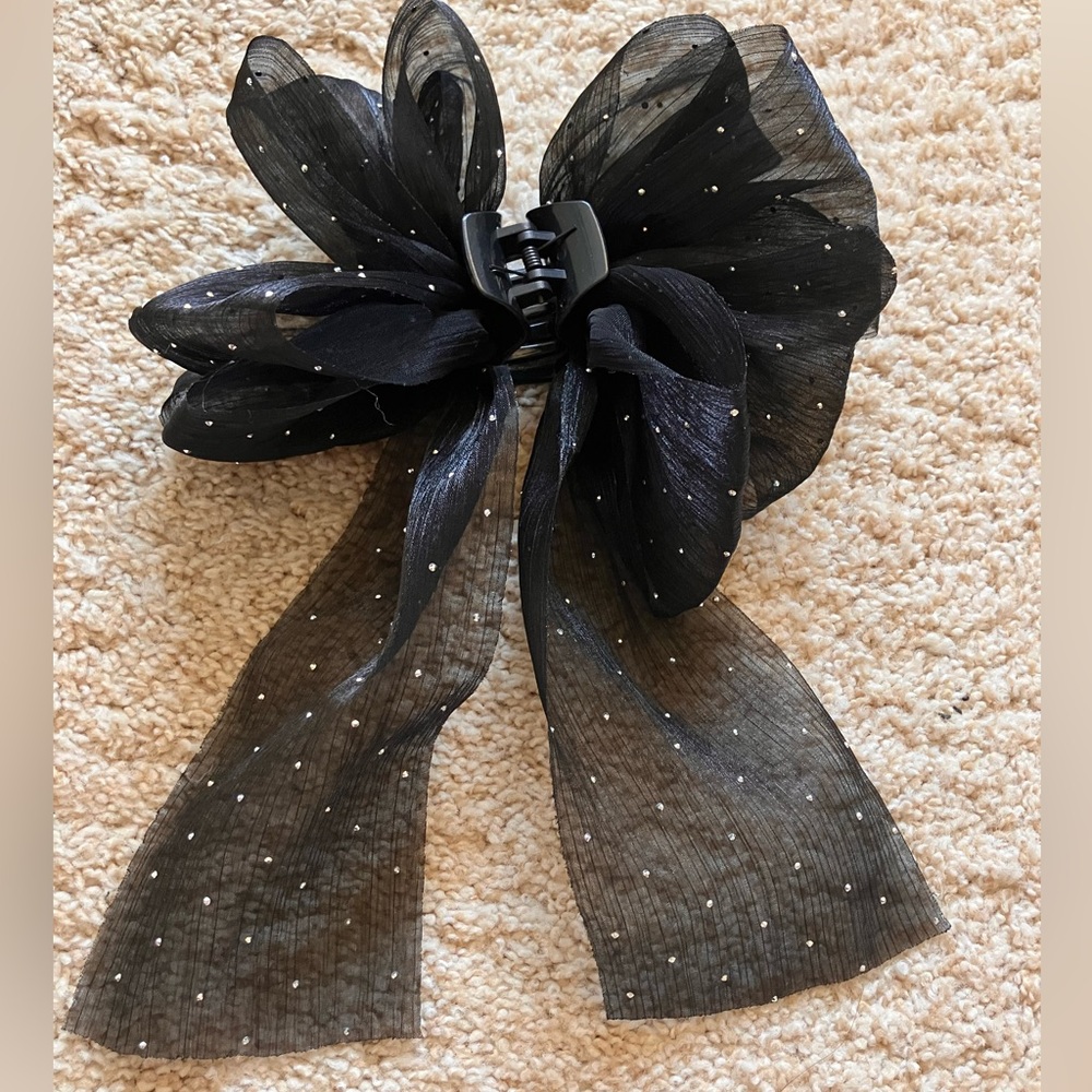 Black now hair clip